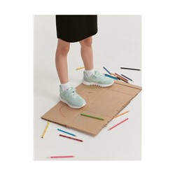 Sneaker aus Materialmix