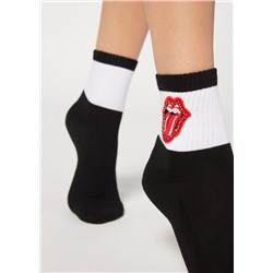 Kurze Sportsocken im Rockband-Stil