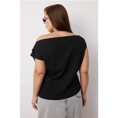 Siyah Büzgü/Drape Detaylı Dökümlü Asimetrik Yaka Örme Bluz TBBSS25AF00119