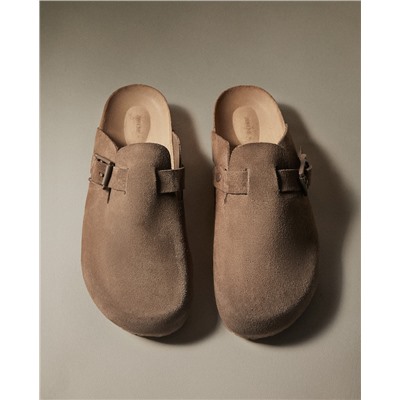 LEATHER CLOGS WITH BUCKLES