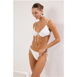 TRENDYOLMİLLA Beyaz Balkonet Bağlamalı Dokulu Regular Bikini Takımı TBESS25BT00026