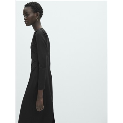 Vestido midi negro frunce lateral