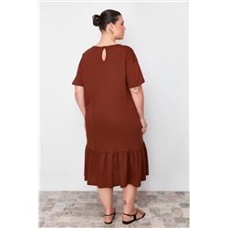 Kahverengi Eteği Fırfırlı Etiket Detaylı %100 Pamuk Örme Büyük Beden T-shirt Elbise TBBSS24AH00171