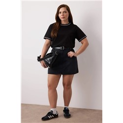 Siyah Bisiklet Yaka Biye Detaylı Basic Büyük Beden T-shirt TBBSS25BF00050