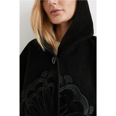 Poncho capucha bordado