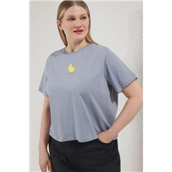 Gri  Bisiklet Yaka Nakışlı Crop Örme Büyük beden T-shirt TBBSS25BF00015