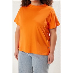 Turuncu Boyfriend Fit Yanda Çıt Çıt Detaylı %100 Pamuk Örme Büyük Beden T-shirt TBBSS24BF00000