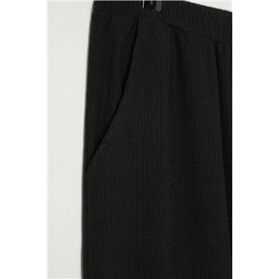 Siyah Yüksek Bel Geniş Paça Dokulu Bürümcük Kumaş Büyük Beden Pantolon TBBSS25AR00002