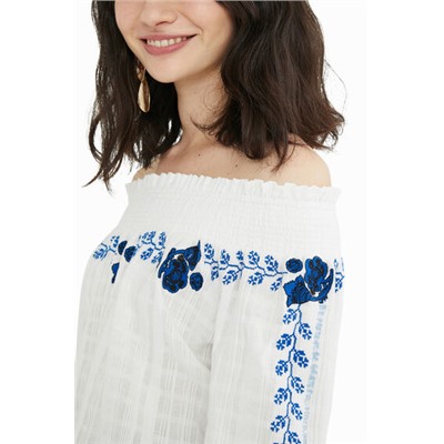 Blusa cuello barco bordada