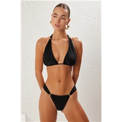 TRENDYOLMİLLA Siyah Üçgen Aksesuarlı Parlak Regular Bikini Takımı TBESS25BT00012