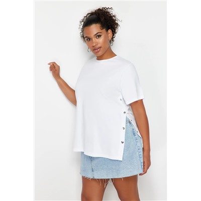 Beyaz Boyfriend Fit Yanda Çıt Çıt Detaylı %100 Pamuk Örme Büyük Beden T-shirt TBBSS24BF00000