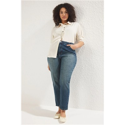 Koyu Mavi Yüksek Bel Comfort Eskitme Yıkamalı Mom Fit Büyük Beden Jeans TBBSS25CJ00004