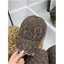 Кепка в леопардовом стиле