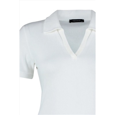 Beyaz Polo Yaka Vücuda Oturan Fitilli Örme Bluz TBBSS22BZ0750