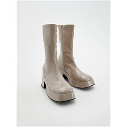 Ankle Boots in aus künstlichem Lackleder