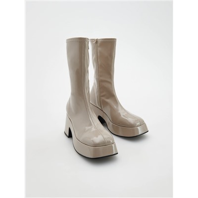 Ankle Boots in aus künstlichem Lackleder