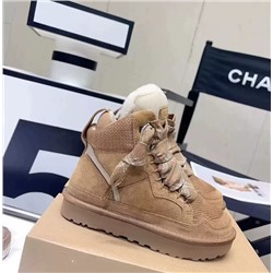 Женские ботинки на плоской подошве с круглым носком и шнуровкой.