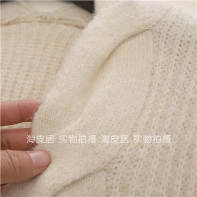 Женский пуловер с красивыми объемными  косами  MANG*O