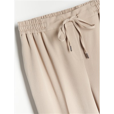 Jogger mit Bügelfalte