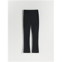 Hose mit ausgestelltem Bein