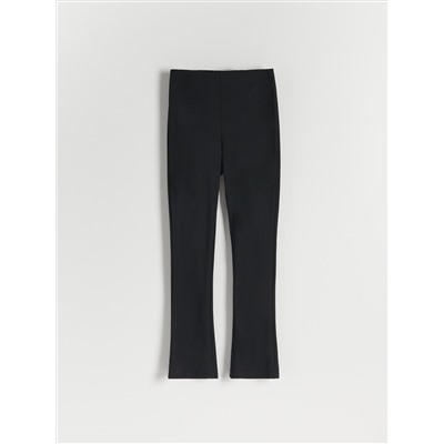 Hose mit ausgestelltem Bein