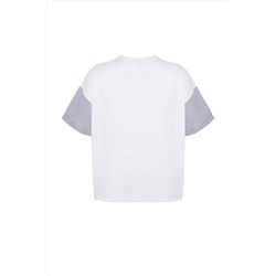 Beyaz Oversize Slogan Baskılı Kolda Çizgili Poplin Detaylı %100 Pamuk Örme T-shirt TBBSS24BF00017