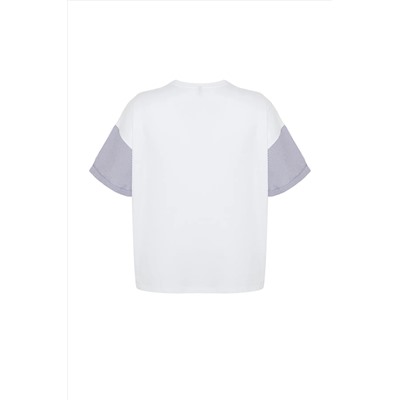 Beyaz Oversize Slogan Baskılı Kolda Çizgili Poplin Detaylı %100 Pamuk Örme T-shirt TBBSS24BF00017