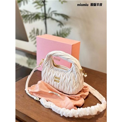Трендовая сумка-малышка MiuMiu 👔  Реплика  Материал: овечья кожа  4 цвета  Размер: 22*11