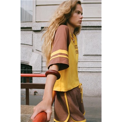 VARSITY SHORTS WITH SLOGAN