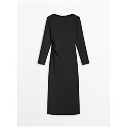Vestido midi negro frunce lateral