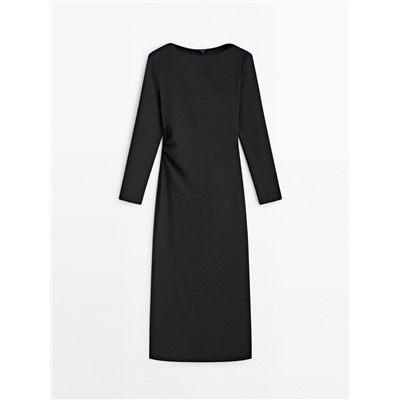 Vestido midi negro frunce lateral