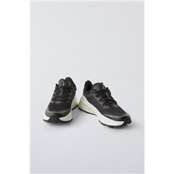 SPORTY SNEAKERS
