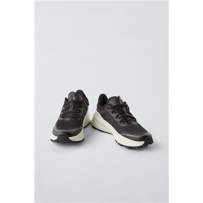 SPORTY SNEAKERS