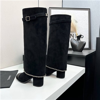 Высокие замшевые сапоги на каблуке  Chane*l
