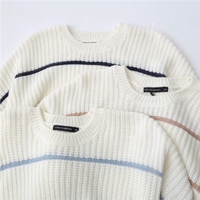 Модный и универсальный свитер с контрастными полосками