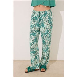 Pantalón largo estampado hojas verde