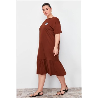 Kahverengi Eteği Fırfırlı Etiket Detaylı %100 Pamuk Örme Büyük Beden T-shirt Elbise TBBSS24AH00171