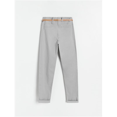 Chinohose mit Gürtel