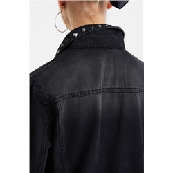 Cazadora denim detalles tachuelas