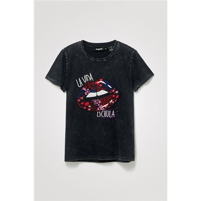 Camiseta parche labios bordados