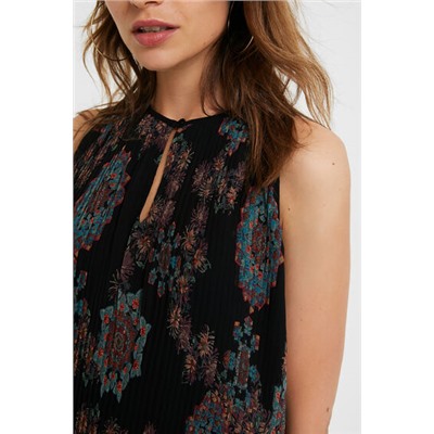 Blusa negra sin mangas plisada