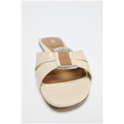 FLAT EMBOSSED BUCKLE SANDALS