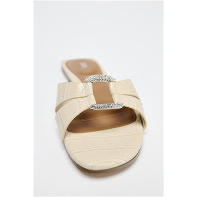FLAT EMBOSSED BUCKLE SANDALS