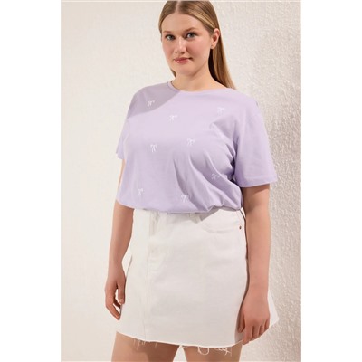 Açık Mor Boyfriend Fiyonk Nakış Detaylı %100 Pamuk Örme Büyük Beden T-shirt TBBSS24BF00029