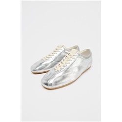 ZAPATILLAS DEPORTIVAS EFECTO METALIZADO