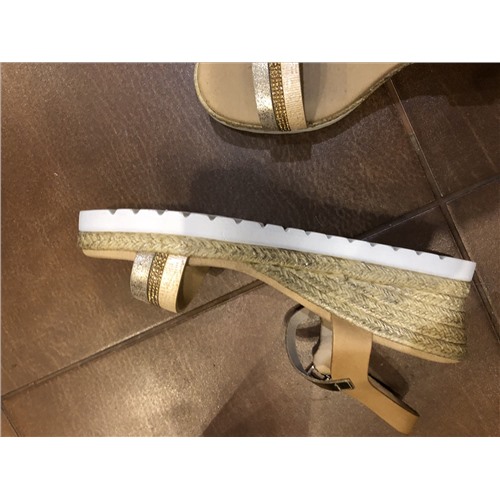 Sandalia De Piel Efecto Crapeado Camel Y Dorado Cuña: 6,5 cm