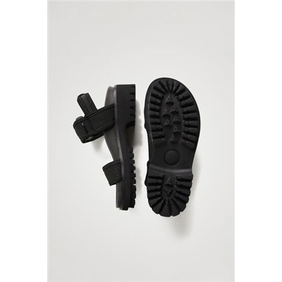 Sandalia trekking negra de neopreno