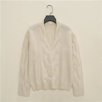 Женский пуловер с красивыми объемными  косами  MANG*O