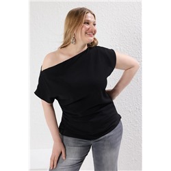 Trendyol Curve Siyah Krep Vücudu Saran Asimetrik Yakalı Fermuarlı Dokuma Büyük Beden Bluz TBBSS25AF00016