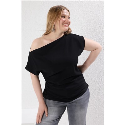 Trendyol Curve Siyah Krep Vücudu Saran Asimetrik Yakalı Fermuarlı Dokuma Büyük Beden Bluz TBBSS25AF00016